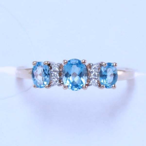 Кольцо из красного золота с топазами и бриллиантами